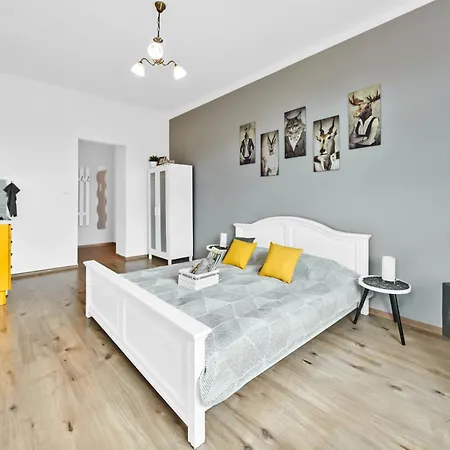 Stylish In Heart Of Zizkov Near Iconic Sites Daire Prag