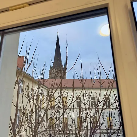 Stylish In Heart Of Zizkov Near Iconic Sites *